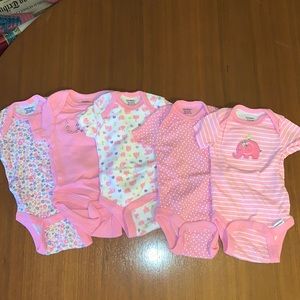 Five piece Gerber newborn 5 to 8 pounds onesies